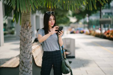 Smartphone kullanarak çekici genç Asyalı kadın 