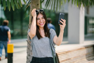 Smartphone kullanarak çekici genç Asyalı kadın 