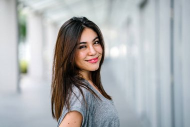 moda portre çekici genç Asyalı kadın poz