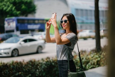 Smartphone kullanarak çekici genç Asyalı kadın 