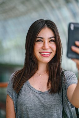 Smartphone kullanarak çekici genç Asyalı kadın 