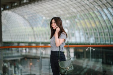 çekici genç Asyalı kadın Smartphone söz 