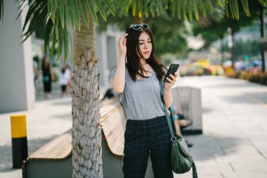 Smartphone kullanarak çekici genç Asyalı kadın 