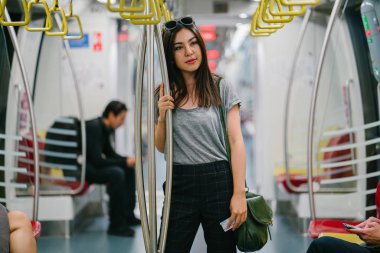 Genç ve güzel Japon Asya turist kadın bir trende Asya tatil sırasında. 