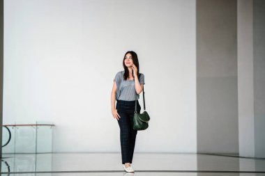 moda portre çekici genç Asyalı kadın poz