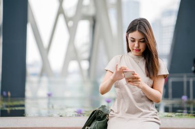 Smartphone kullanarak çekici genç Asyalı kadın 