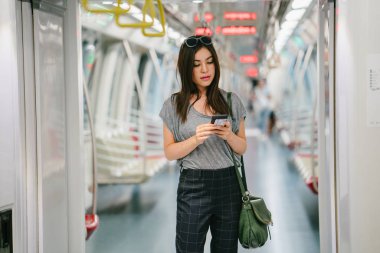 Smartphone kullanarak çekici genç Asyalı kadın 