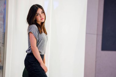 moda portre çekici genç Asyalı kadın poz