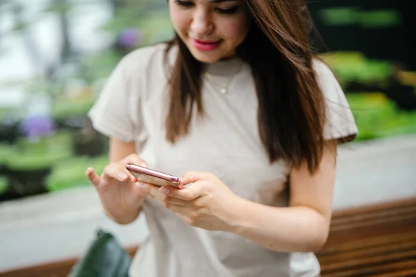 Attractive Young Asian Woman Using Smartphone — Stock Photo, Image
