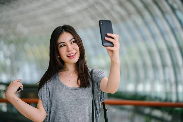 Привлекательная Молодая Азиатка Использующая Смартфон — стоковое фото