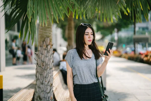 スマート フォンを使用して魅力的な若いアジア女性 — ストック写真