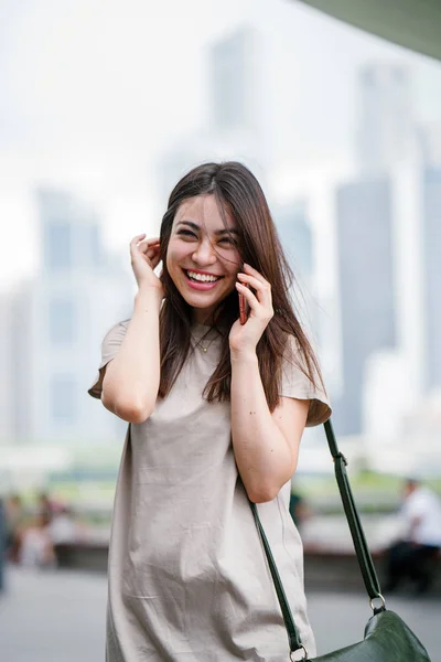 Привлекательная Молодая Азиатка Разговаривающая Смартфоне — стоковое фото