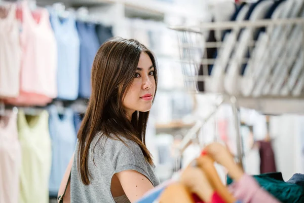 ショッピング モールで若いアジア女性 — ストック写真