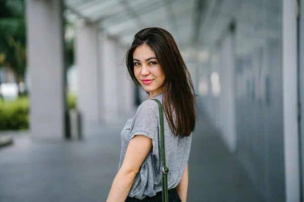 Moda Portre Çekici Genç Asyalı Kadın Poz — Stok fotoğraf