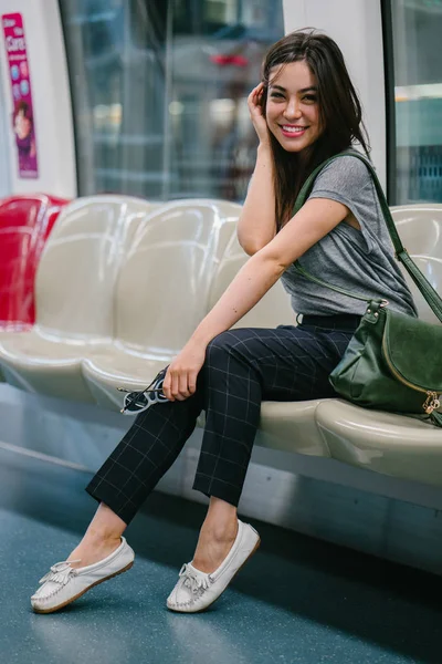 Joven Bonita Mujer Turista Asiática Japonesa Sentada Tren Asia Mientras — Foto de Stock