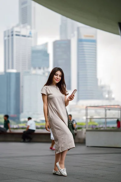 Ελκυστική Νεαρή Γυναίκα Της Ασίας Χρησιμοποιώντας Smartphone — Φωτογραφία Αρχείου