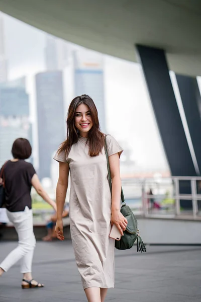 Feliz Atractivo Joven Asiático Mujer Caminando Calle — Foto de Stock
