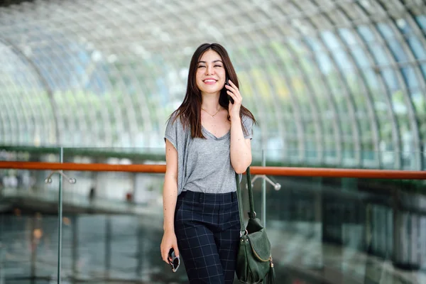 Aantrekkelijke Jonge Aziatische Vrouw Praten Smartphone — Stockfoto