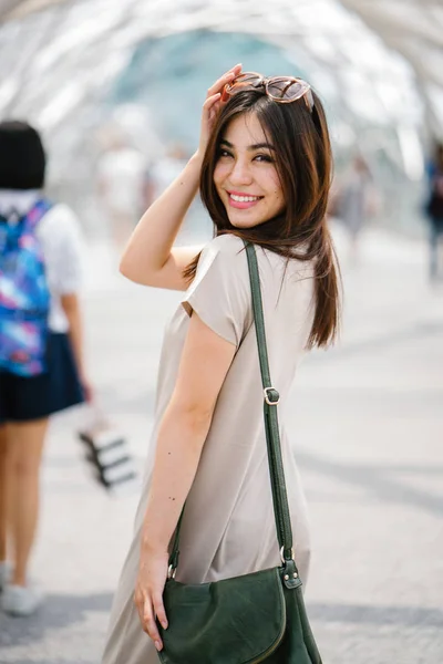 Feliz Atraente Jovem Mulher Asiática Andando Rua — Fotografia de Stock
