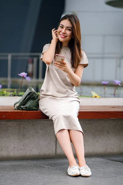 Atraente Jovem Asiático Mulher Usando Smartphone — Fotografia de Stock