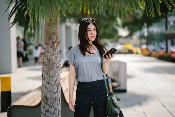 Atractivo Joven Asiático Mujer Usando Smartphone —  Fotos de Stock