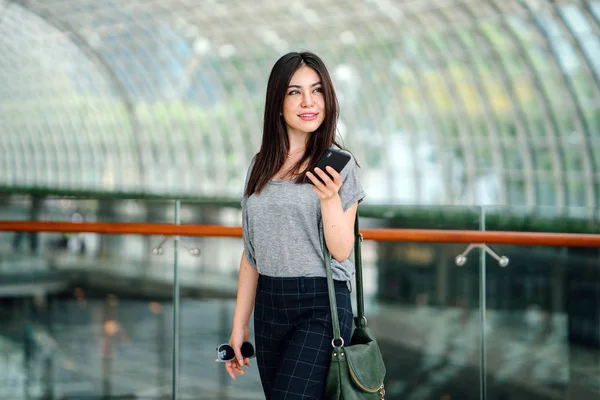 Atraente Jovem Asiático Mulher Usando Smartphone — Fotografia de Stock