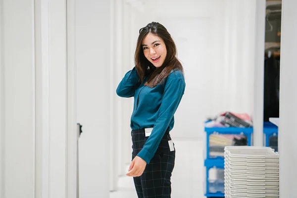 Mode Portret Van Aantrekkelijke Jonge Aziatische Vrouw Poseren — Stockfoto