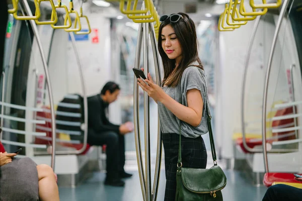 Atractivo Joven Asiático Mujer Usando Smartphone — Foto de Stock