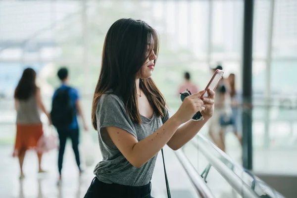 Attractive Young Asian Woman Using Smartphone — Stock Photo, Image