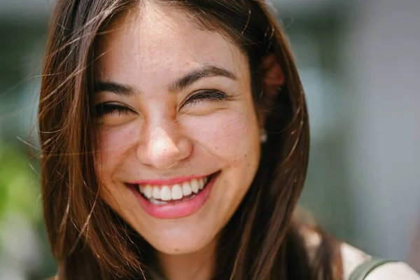 Gelukkig Aantrekkelijke Jonge Aziatische Vrouw Lopen Straat — Stockfoto