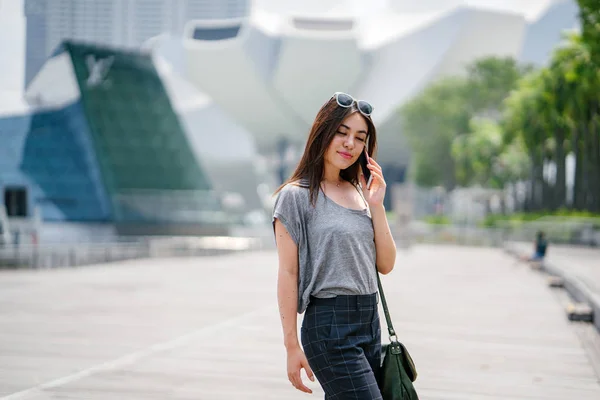 Atractivo Joven Asiático Mujer Hablando Smartphone —  Fotos de Stock