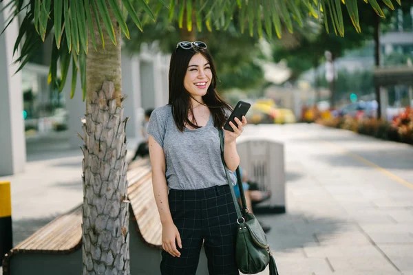 Привлекательная Молодая Азиатка Использующая Смартфон — стоковое фото
