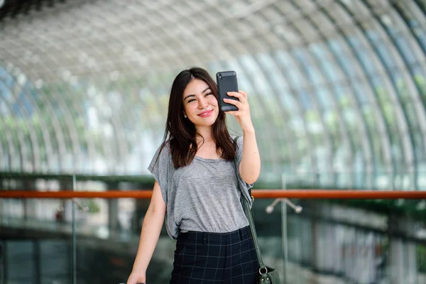Atraktivní Mladá Asijská Žena Pomocí Smartphone — Stock fotografie