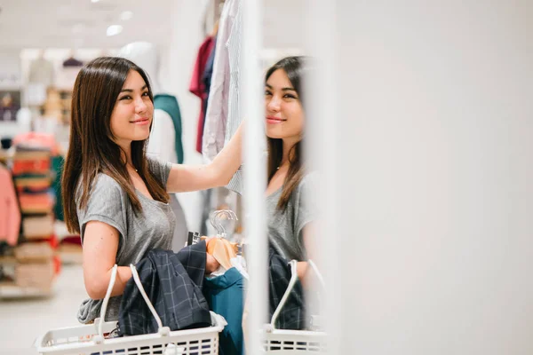 ショッピング モールで若いアジア女性 — ストック写真