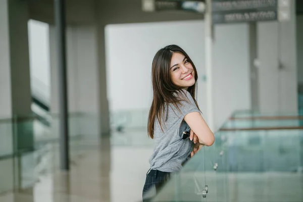 Retrato Moda Atractiva Joven Mujer Asiática Posando — Foto de Stock