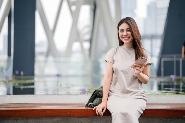 Atractivo Joven Asiático Mujer Usando Smartphone — Foto de Stock