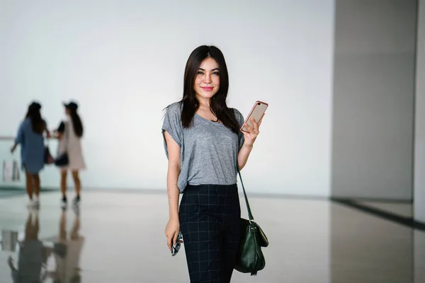 Attractive Young Asian Woman Using Smartphone — Stock Photo, Image