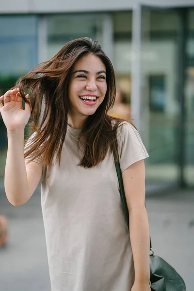 Feliz Atraente Jovem Mulher Asiática Andando Rua — Fotografia de Stock