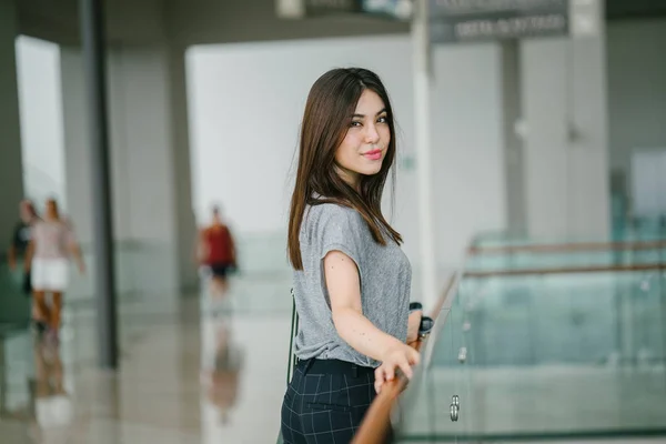 Módní Portrét Atraktivní Mladé Asijské Ženy Představují — Stock fotografie