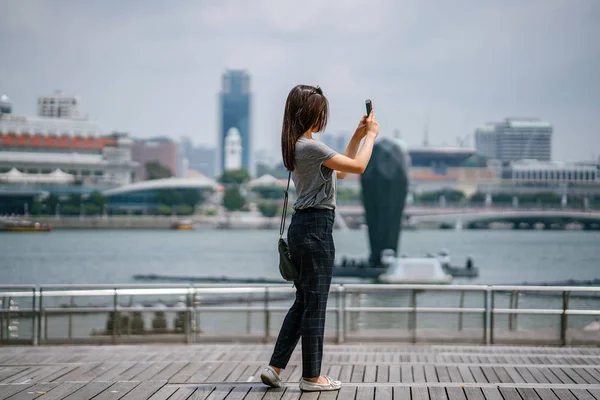 Smartphone Kullanarak Çekici Genç Asyalı Kadın — Stok fotoğraf