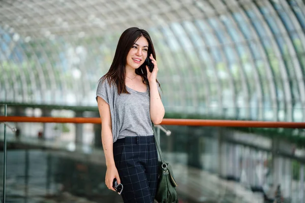 Attractive Young Asian Woman Talking Smartphone — Stock Photo, Image