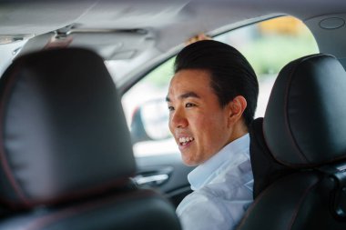 Genç adam araba kullanıyor.