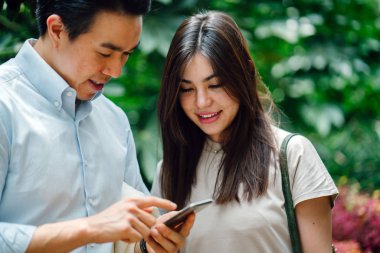 Asyalı iş adamları tablet bilgisayar kullanıyor