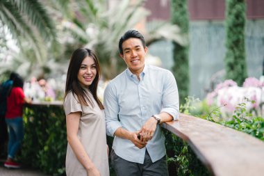 Sokakta yürüyen genç mutlu Asya çift portresi 