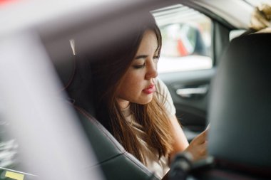 Güzel genç Asyalı kadın telefonu arabaya kullaranarak 