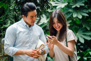 Sokakta yürüyen genç mutlu Asya çift portresi 