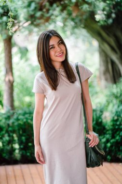 Çekici genç Asyalı kadın açık havada sıcak gününde yürüyüş 