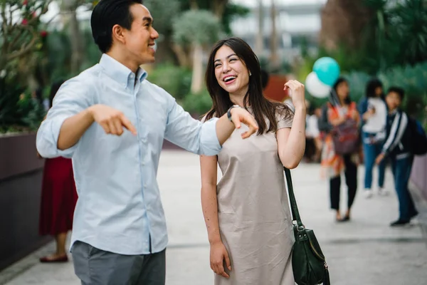 Retrato Jovem Feliz Asiático Casal Andando Rua — Fotografia de Stock