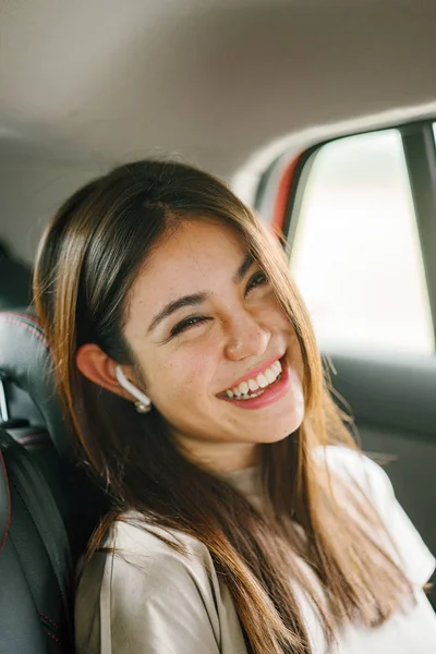 Hermosa Joven Asiática Mujer Coche Sonriendo — Foto de Stock