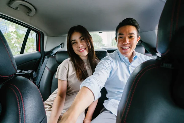 ドライバーに方向を示す美しい若いアジアのカップル — ストック写真